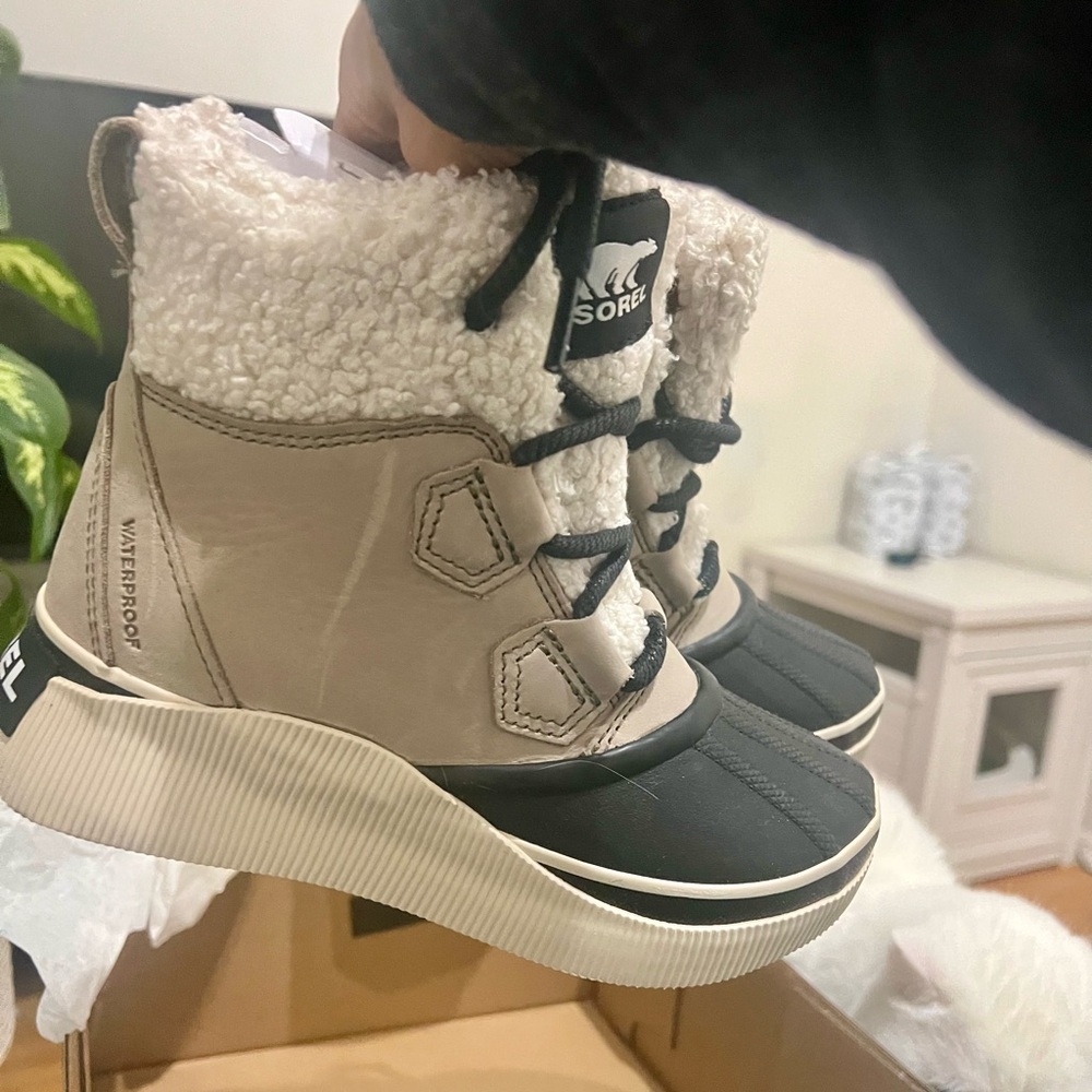 Sorel Women's Out N About IV Chillz Waterproof Boots- size 5 - Picture 3 of 5